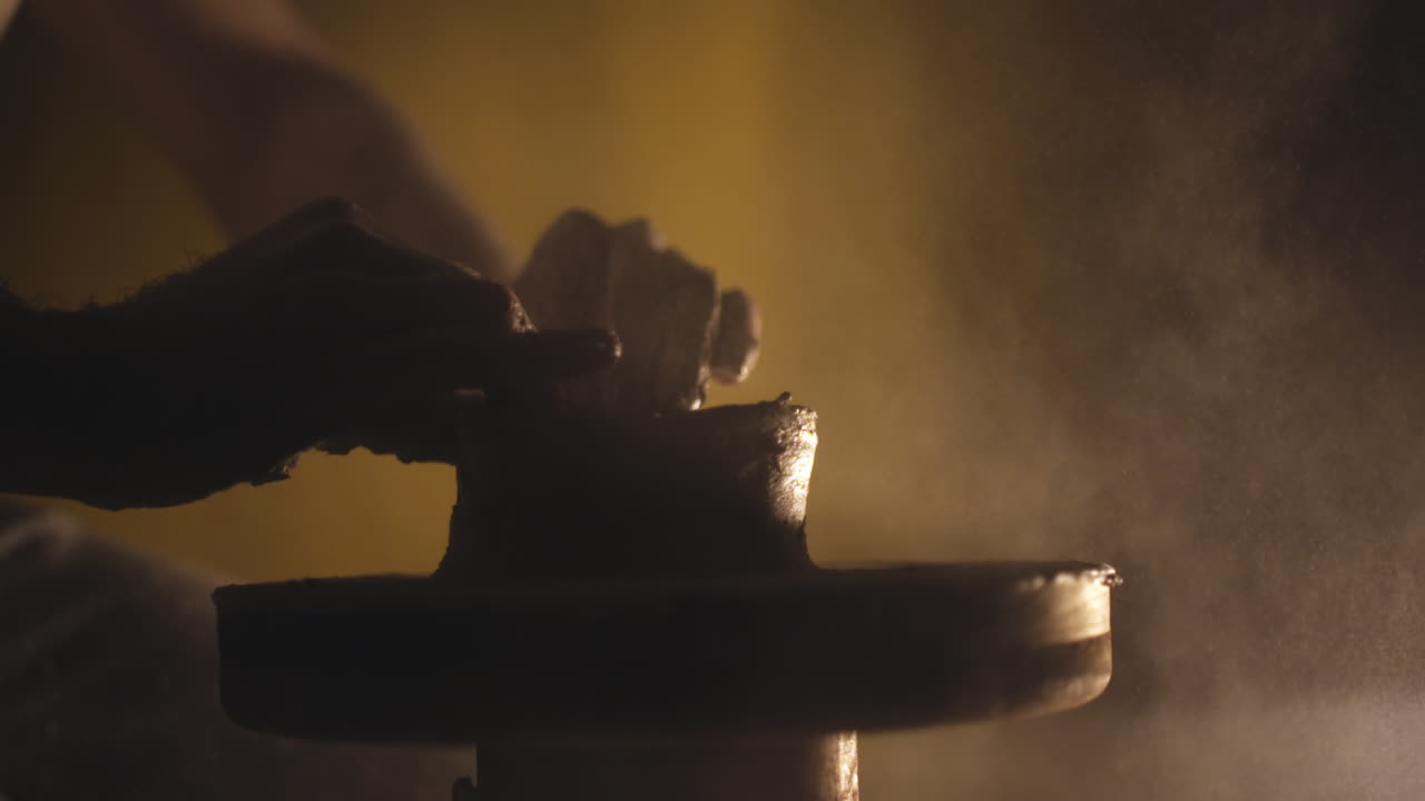 밀에서 점토를 만들고 모양을 만드는 남자