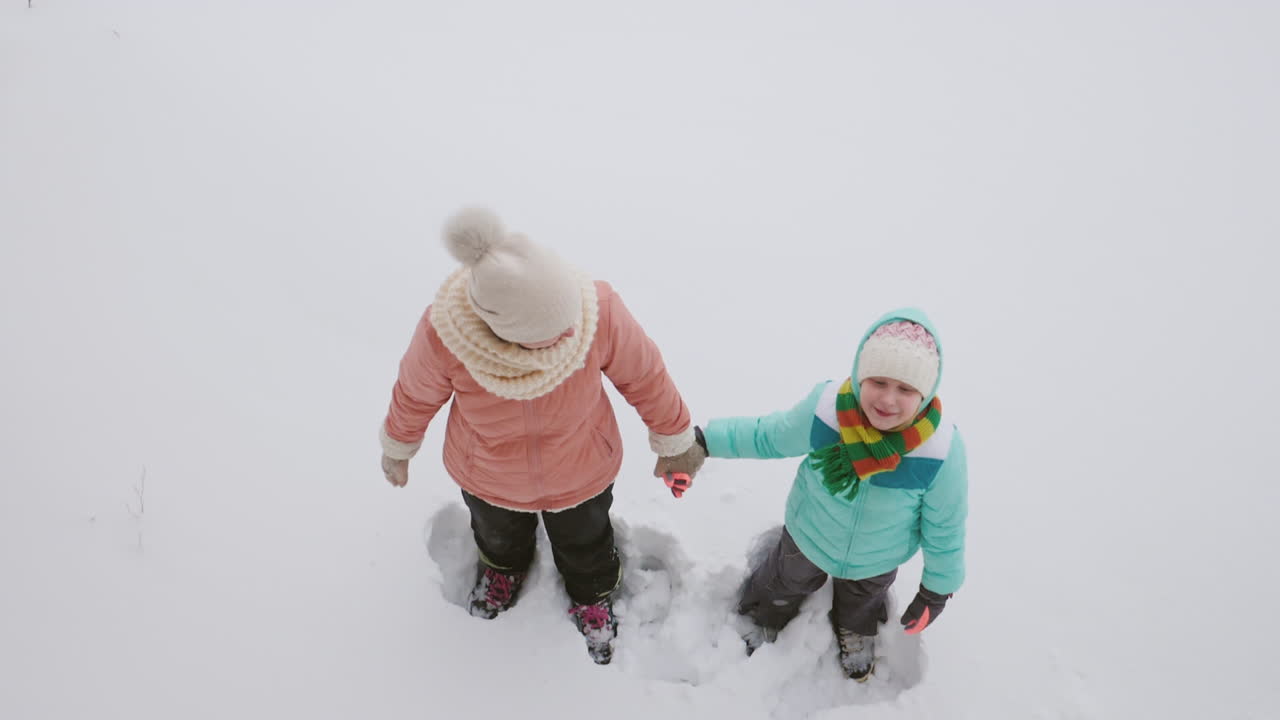 gente divirtiéndose en glubokom snack especie de sverhu