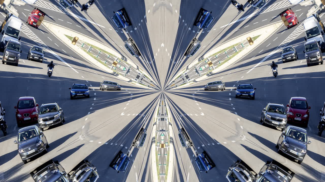 Tráfico en una autopista de Barcelona durante la hora punta vespertina convertido en un patrón abstracto