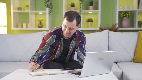el hombre que comenzó a reír, muy contento con las noticias que vio en la pantalla del portátil.