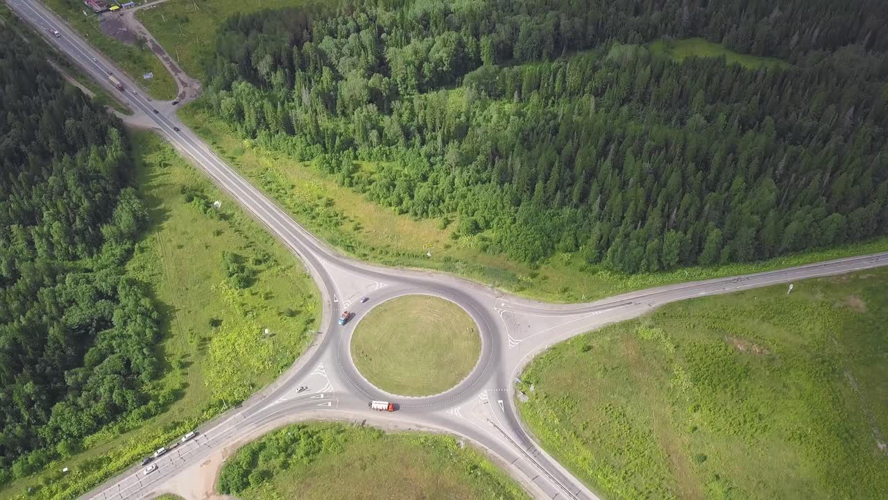 vista aérea de una rotonda en un bosque