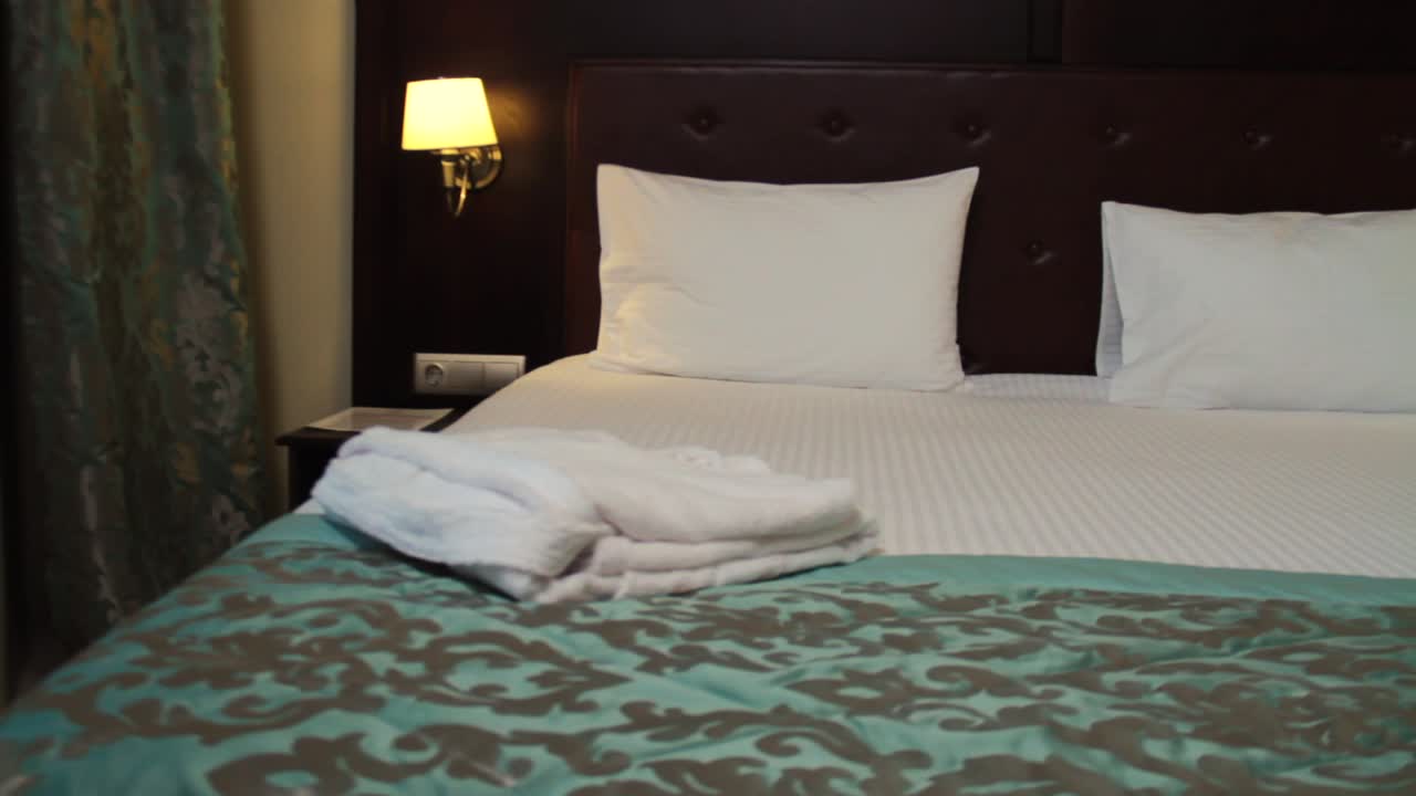 Kamar Tidur Hotel dengan Jubah Mandi