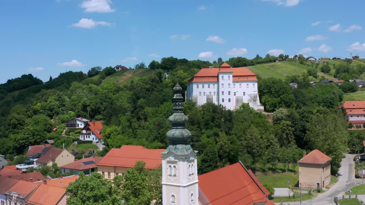 antena: hermosa ciudad eslovena lendava, pintoresca aldea en el campo europeo
