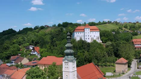 Antena:-Hermosa-Ciudad-Eslovena-Lendava,-Pintoresca-Aldea-En-El-Campo-Europeo