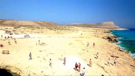 Agua-Azul-Turquesa-Cristalina-En-Las-Cuevas-Marinas-Vista-De-Ayia-Napa-Chipre