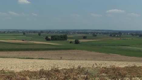 Hermoso-Pan-Rodado-Sobre-Campos-En-Baviera-Cerca-De-Neuburg-An-Der-Donau-En-Verano,-Alemania