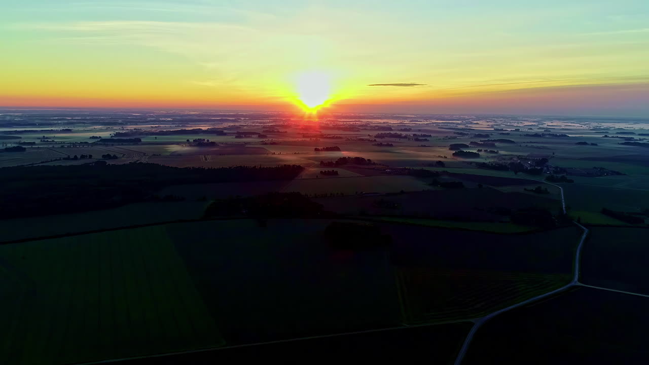 아침에 집이 있는 시골 마을 근처의 초원 위에 안개를 덮은 평야의 공중 전망