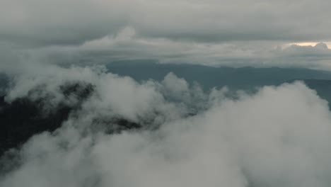 在美麗的霧<unk>天,在危地馬拉的雲林頂部,無人機飛過雲端的空中拍攝