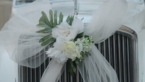 Coche-De-Bodas-Blanco,-Coche-De-Bodas-Antiguo-Con-Decoración-Floral-De-Cerca