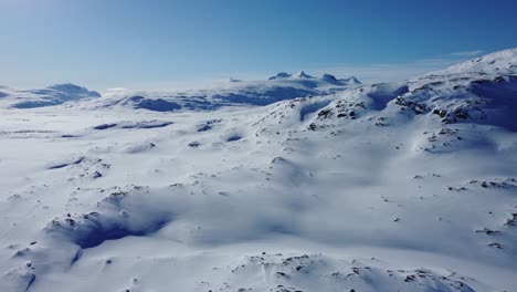 北極山脈的雪地冬季風景