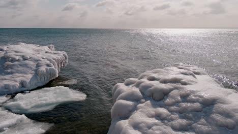 Glitzerndes-Wasser-Des-Lake-Superior-Mit-Eis-Am-Ufer-In-Duluth,-Minnesota