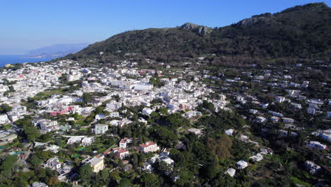 Casas-Blancas-En-La-Cima-De-Una-Colina-De-La-Isla-Italiana-De-Anacapri