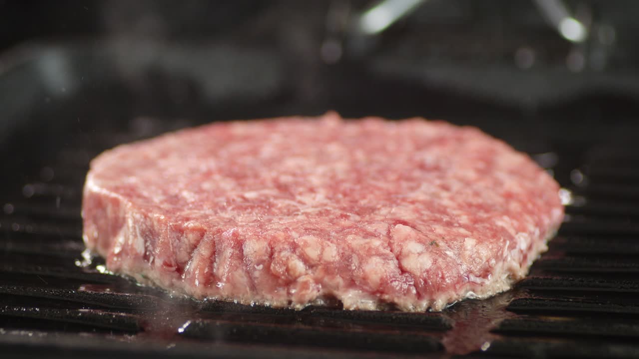 la hamburguesa de carne cruda se fría con vapor caliente.