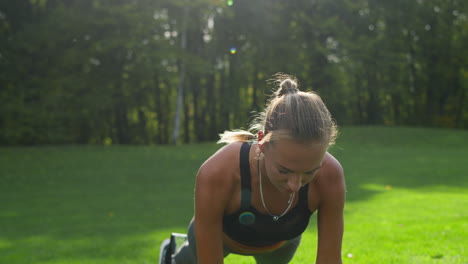 mujer discapacitada practicando yoga en el parque. chica estirando el cuerpo por la mañana