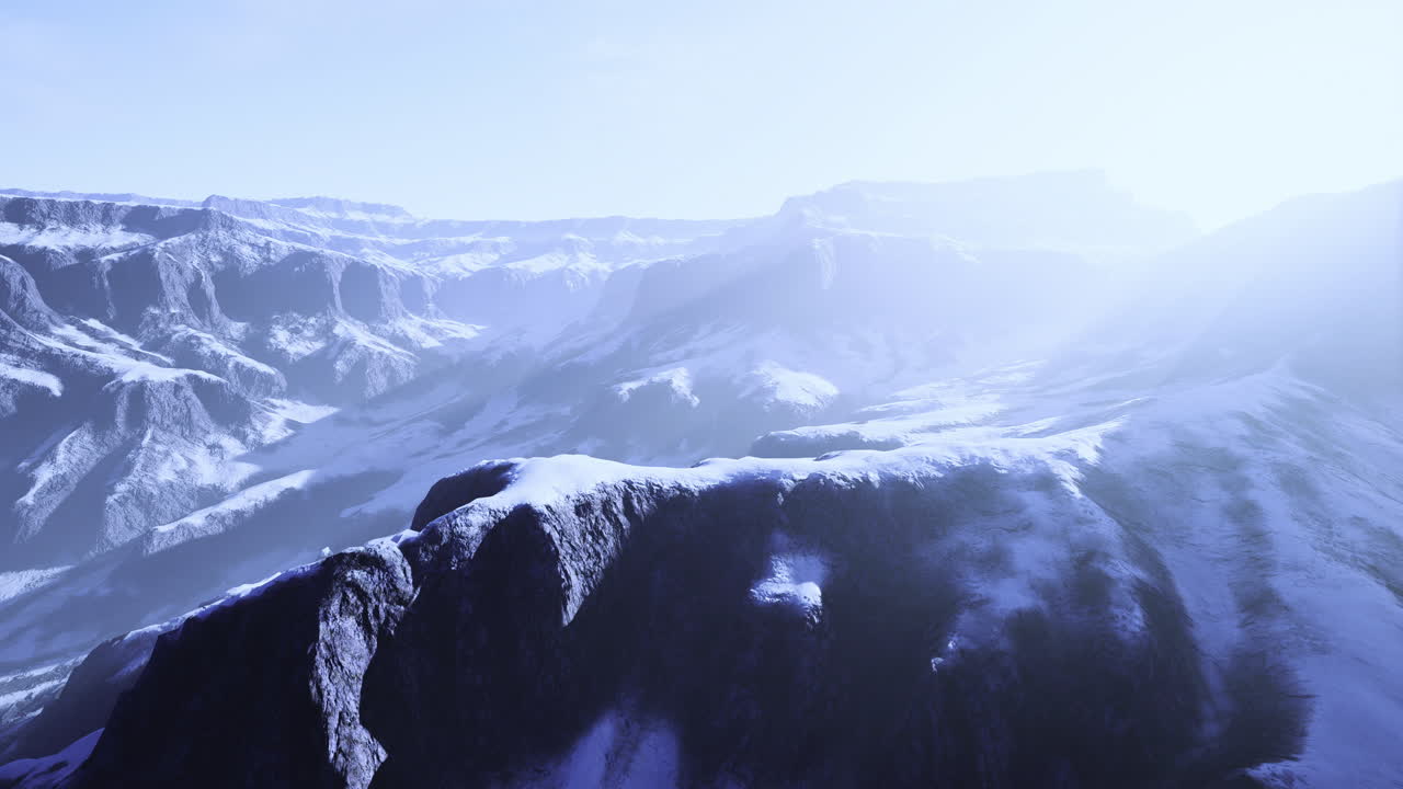 은 풍경 에 있는 밝은 빛 아래 눈 으로 인 산 들