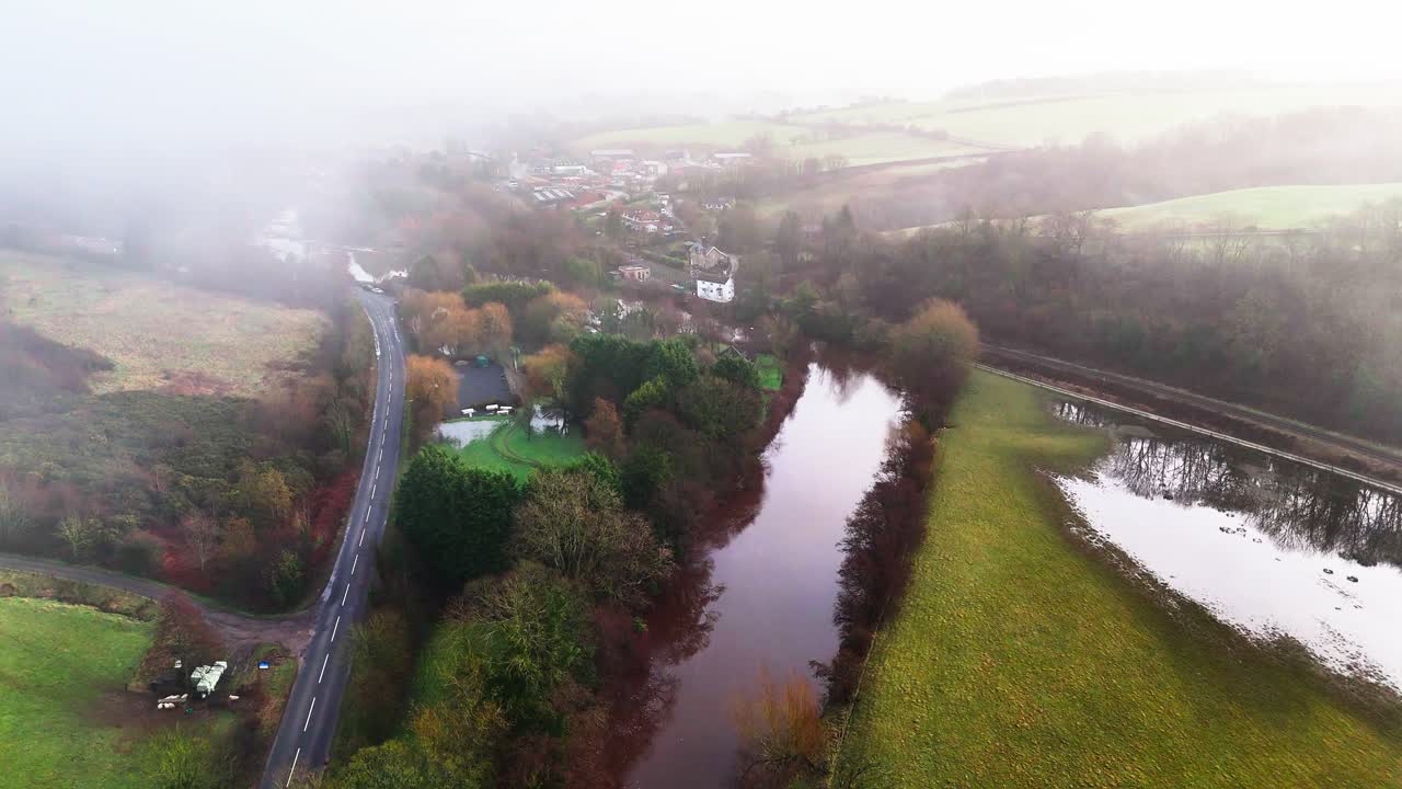 러스워프 (ruswarp) 는 휘트비 (whitby) 에서 남쪽으로 1마일 떨어진 경치 좋은 에스크 계곡에 있는 예쁜 마을이다.