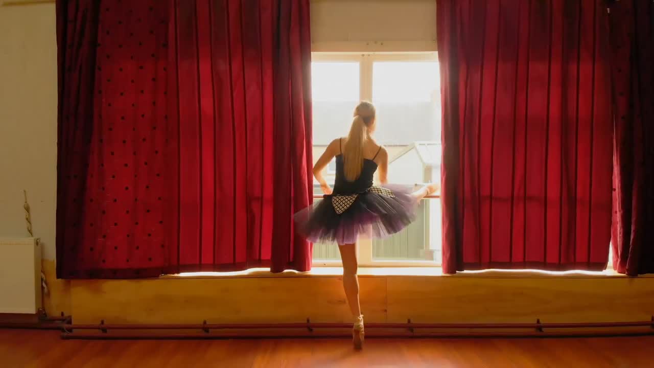 bailarina estirándose en el estudio de baile 4k