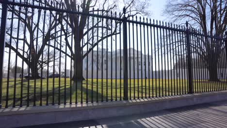 Un-Disparo-Desde-Detrás-De-Las-Puertas-De-La-Casa-Blanca-En-Un-Bonito-Día-Soleado