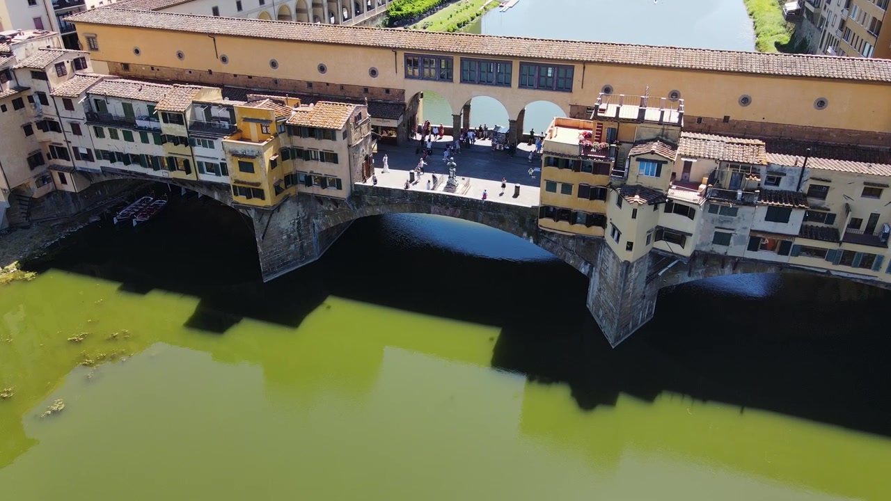 Ripresa fluida con drone del famoso Ponte Vecchio, fiume Arno a Firenze, Italia, 4K