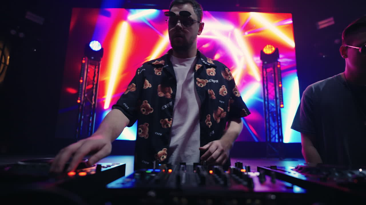 dj actuando en un club nocturno