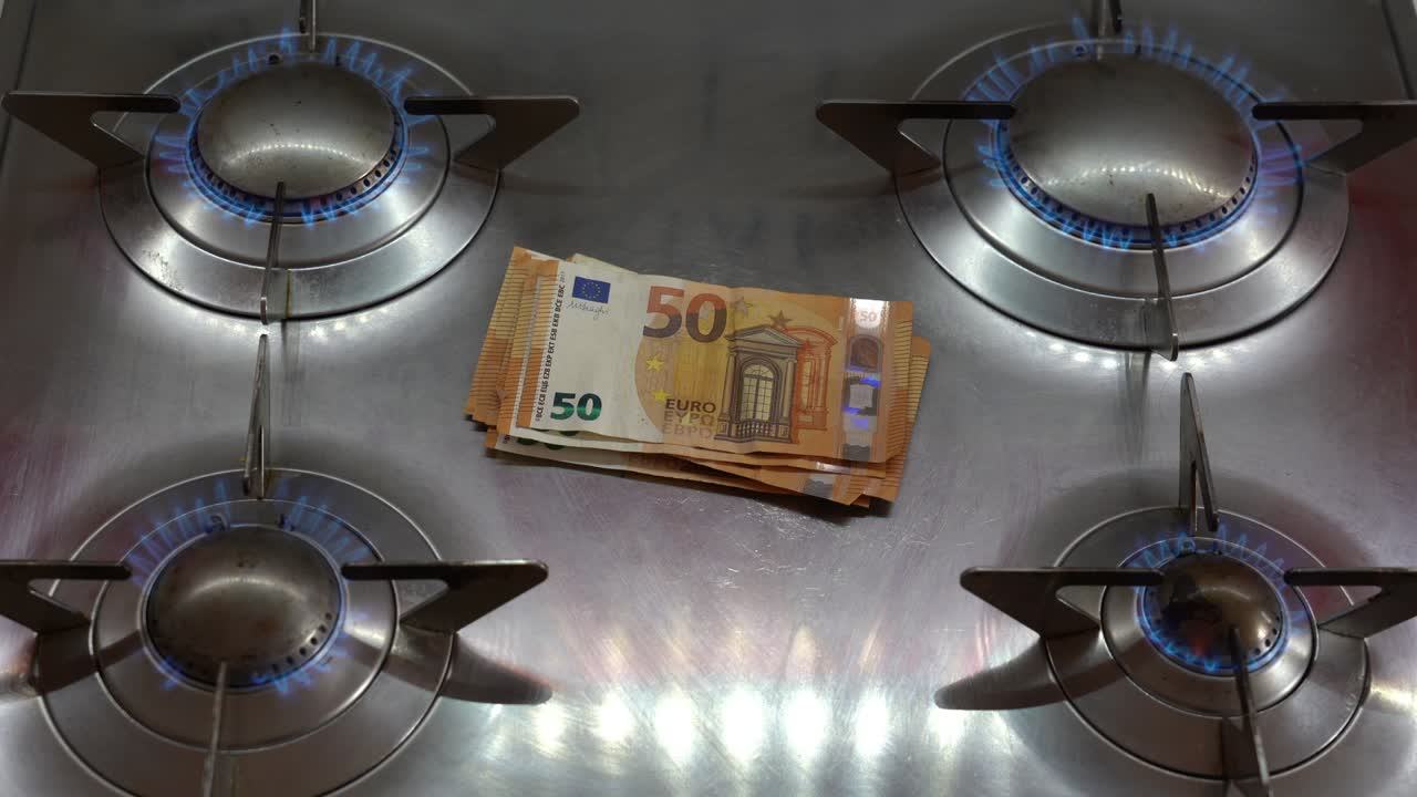 우크라이나-러시아 전쟁으로 인해 원자재 비용, 에너지 및 가스 비용, 그리고 가구 청구서 - 돈, 유로 현금, 지폐 및 가스 요리기