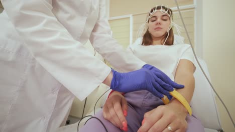 pruebas cerebrales del paciente utilizando la encefalografía en el centro médico