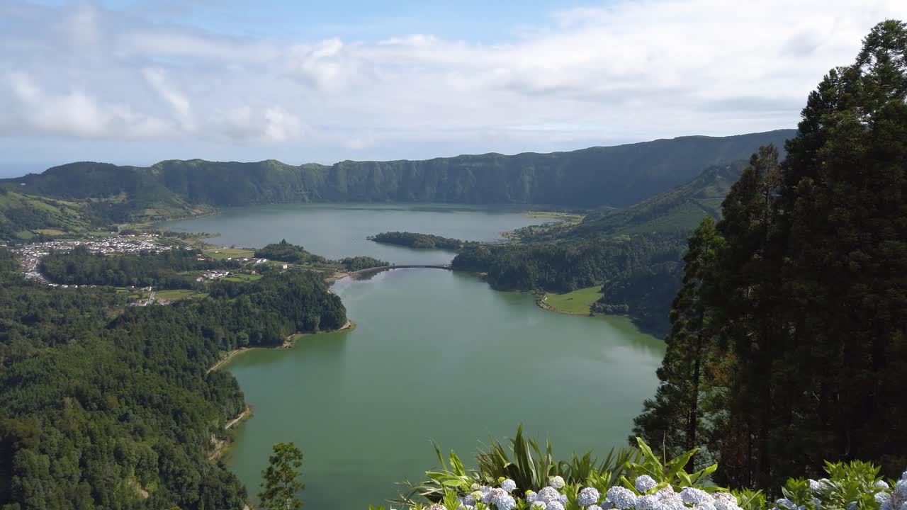 포르투갈 아조레스 섬 산 미구엘 에 있는 lagoa das sete cidades 와 lagoa azul fron miradouro da vista do rei 의 풍경