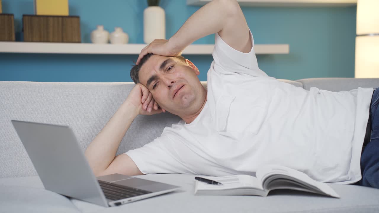 그가 기억하는 사건에 대해 울고 있는 사람.