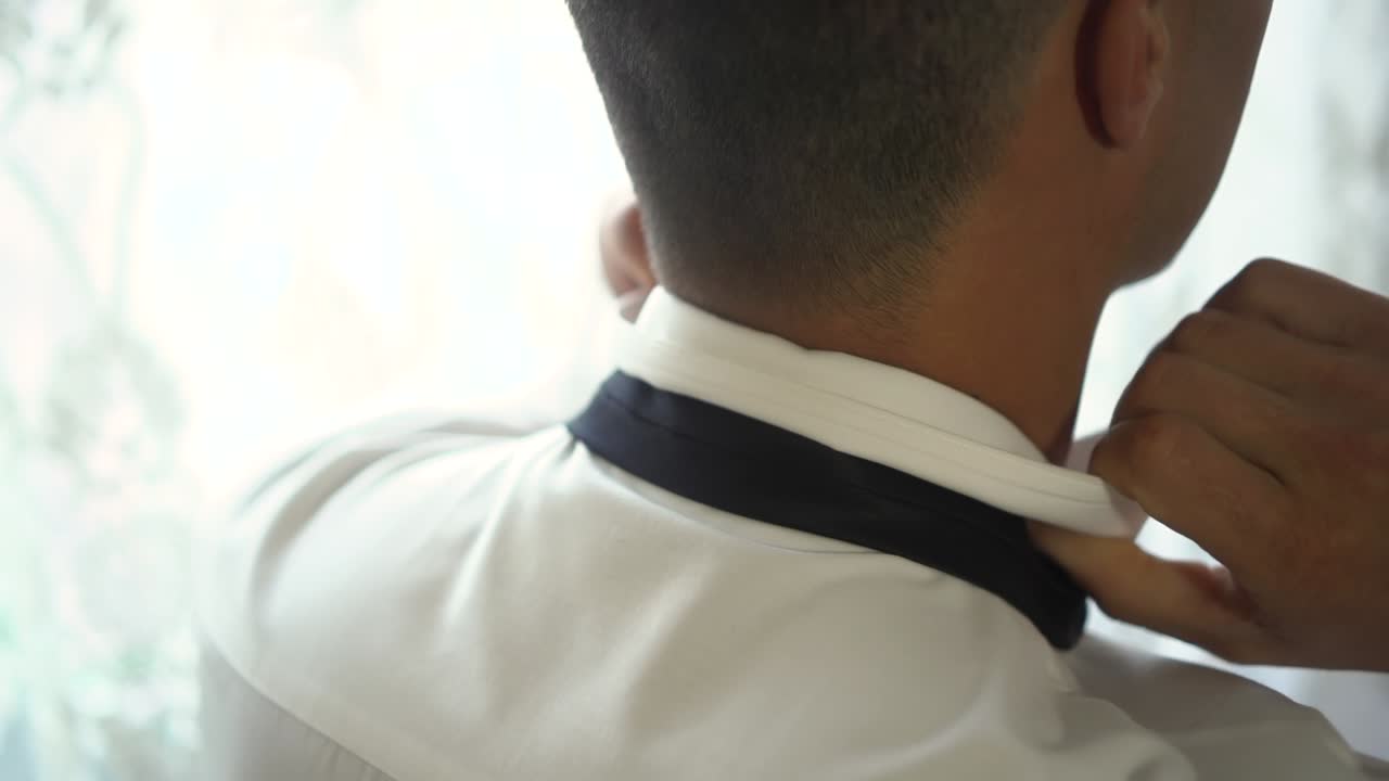 남자가 타이 01을 입는다.