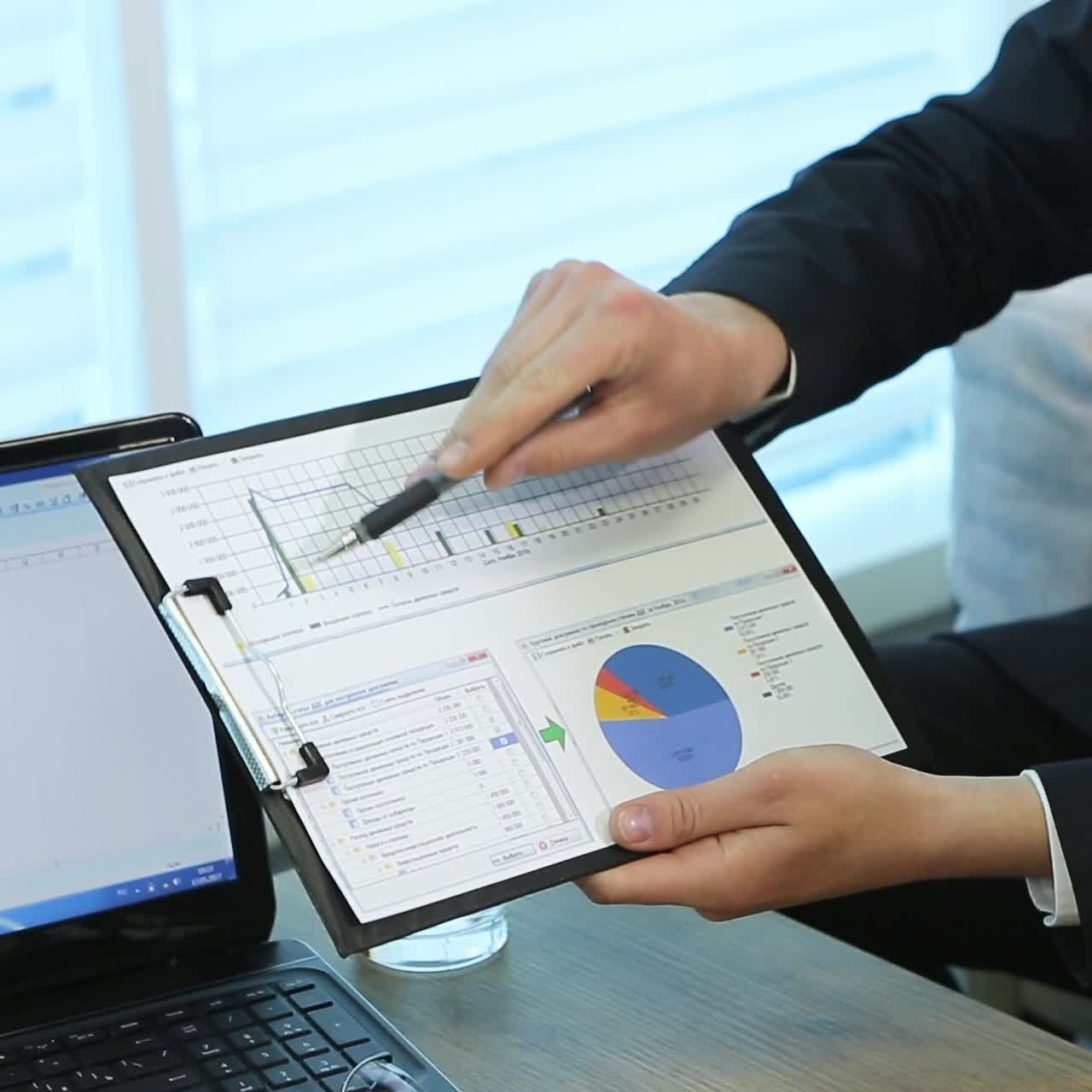 gente de negocios discutiendo juntos