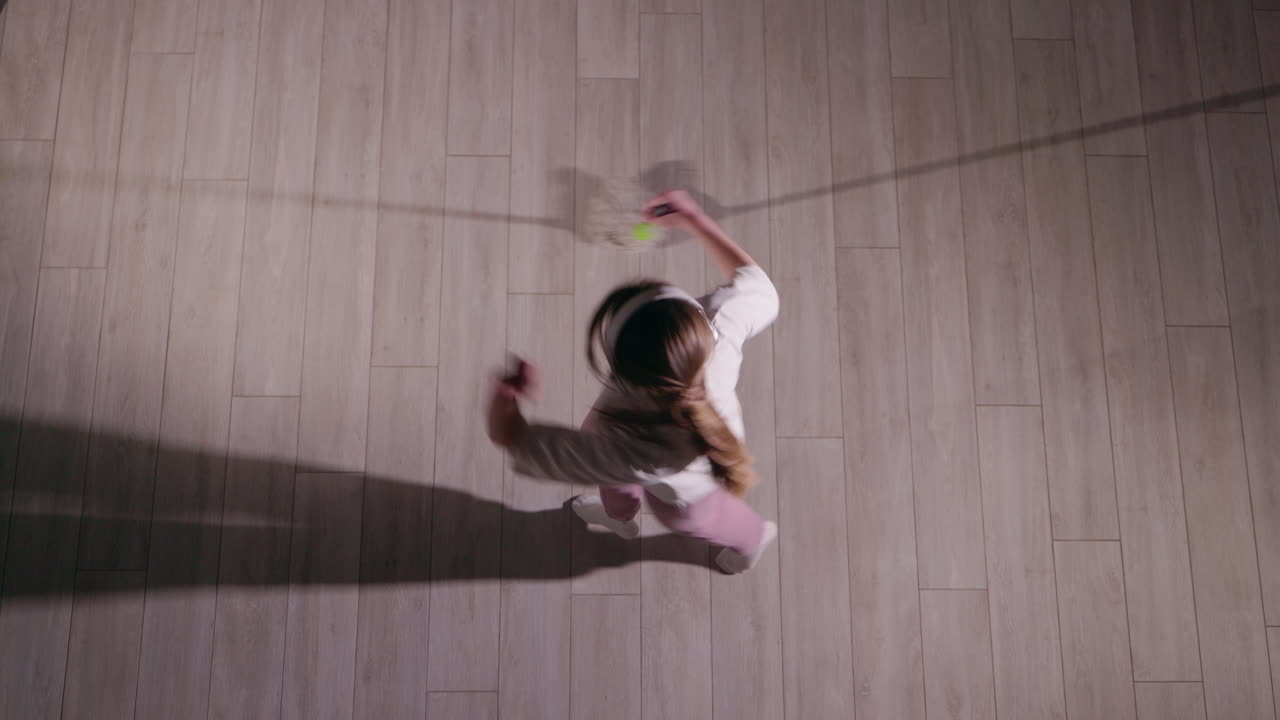 여자 는 춤 을 추는 동안  으로 바닥 을 청소 하고 있다