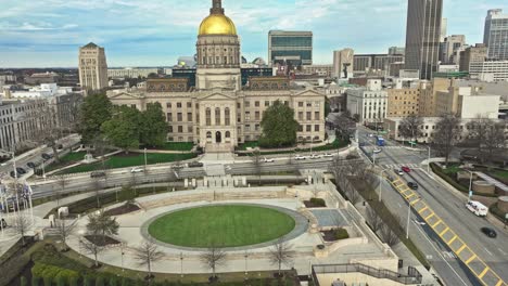 Toma-De-Hiperlapso-Con-Drones-Del-Museo-Del-Capitolio-De-Georgia-Y-El-Tráfico-En-La-Autopista-En-La-Ciudad-De-Atlanta