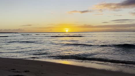 Olas-En-La-Playa-Durante-El-Atardecer,-Cámara-Lenta