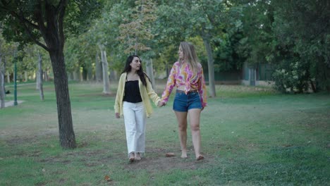 dos mujeres caminando en un parque