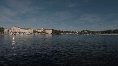 explorando la costa croata desde un crucero en barco en un día soleado de verano