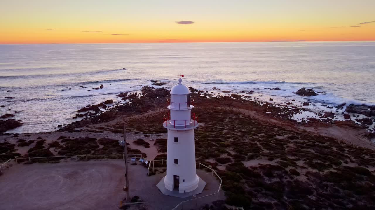 espectacular faro de corny point puesta de sol en órbita aérea tomada con el colorido cielo naranja, península de york, australia del sur