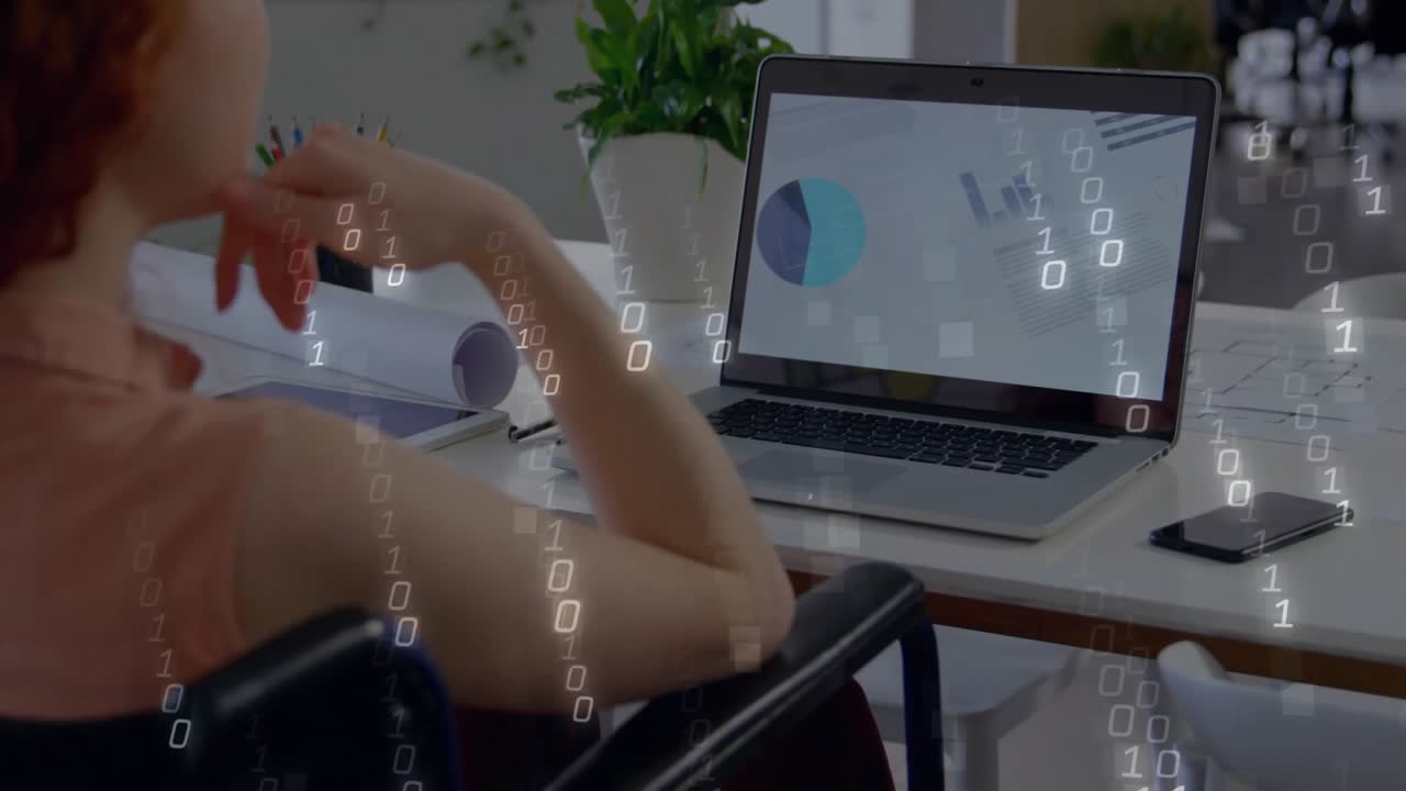 Uomo appoggiato che visualizza un grafico a torta su un laptop in uno spazio di lavoro tecnologico, con flussi di codice binario in sovrapposizione sulla scrivania.