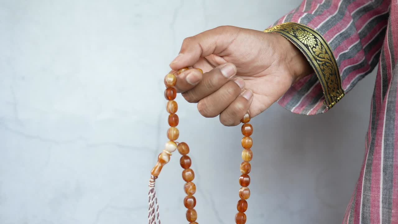 무슬림 남자는 라마단 동안 기도 제스처에서 손을 잡고, 가까이 다가갑니다.