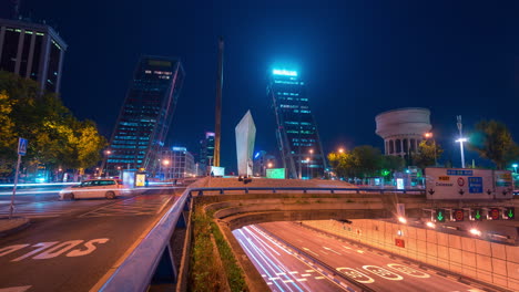 Timelapse-Nocturno-De-Senderos-Para-Automóviles-Y-Movimiento-De-Tráfico-En-Madrid-Plaza-De-Castilla