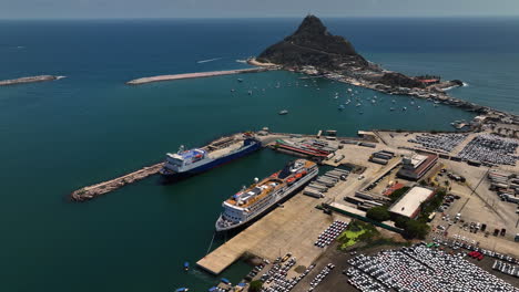 Vista-Aérea-Hacia-Atrás-Sobre-El-Puerto-De-Mazatlán-Y-La-Isla-El-Crestón-En-El-Soleado-México