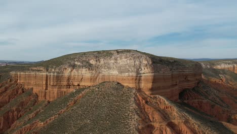 Vista-Aérea-De-Un-Cañón-De-Postre-Rojo-En-Teruel,-España