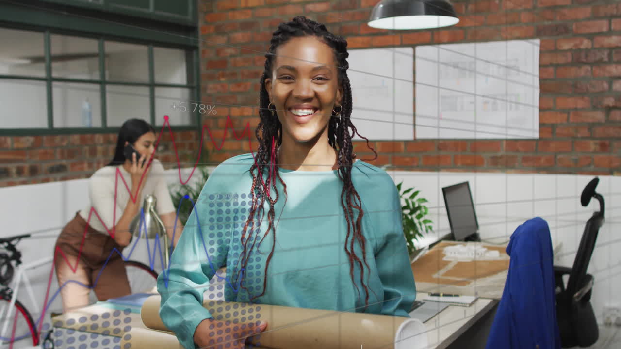 Donne che collaborano in un ufficio di architettura, che tengono piani e un telefono con sovrapposizioni di piani animate.