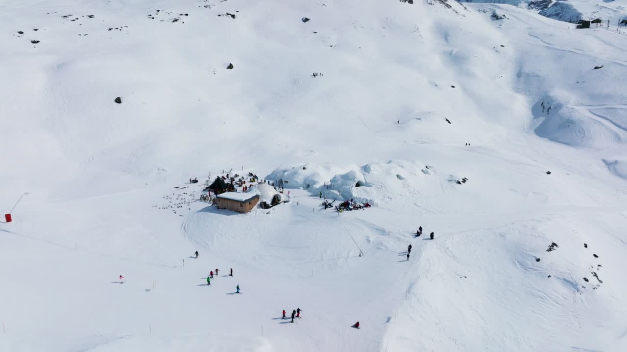 고너그라트 에 있는 이글루 에 있는 레스토랑 과 술집 인 이글루 도르프 의 공중 사진