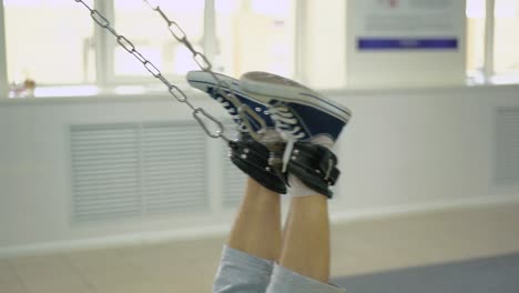 la persona realiza un ejercicio para restaurar los músculos de las piernas las clases se llevan a cabo en la sala de deportes para personas con discapacidad