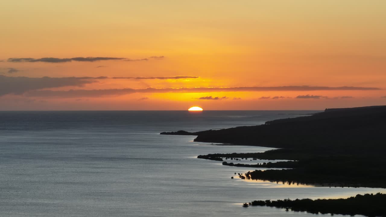 미국 하와이 몰로카이 섬의 확대된 바다 일몰