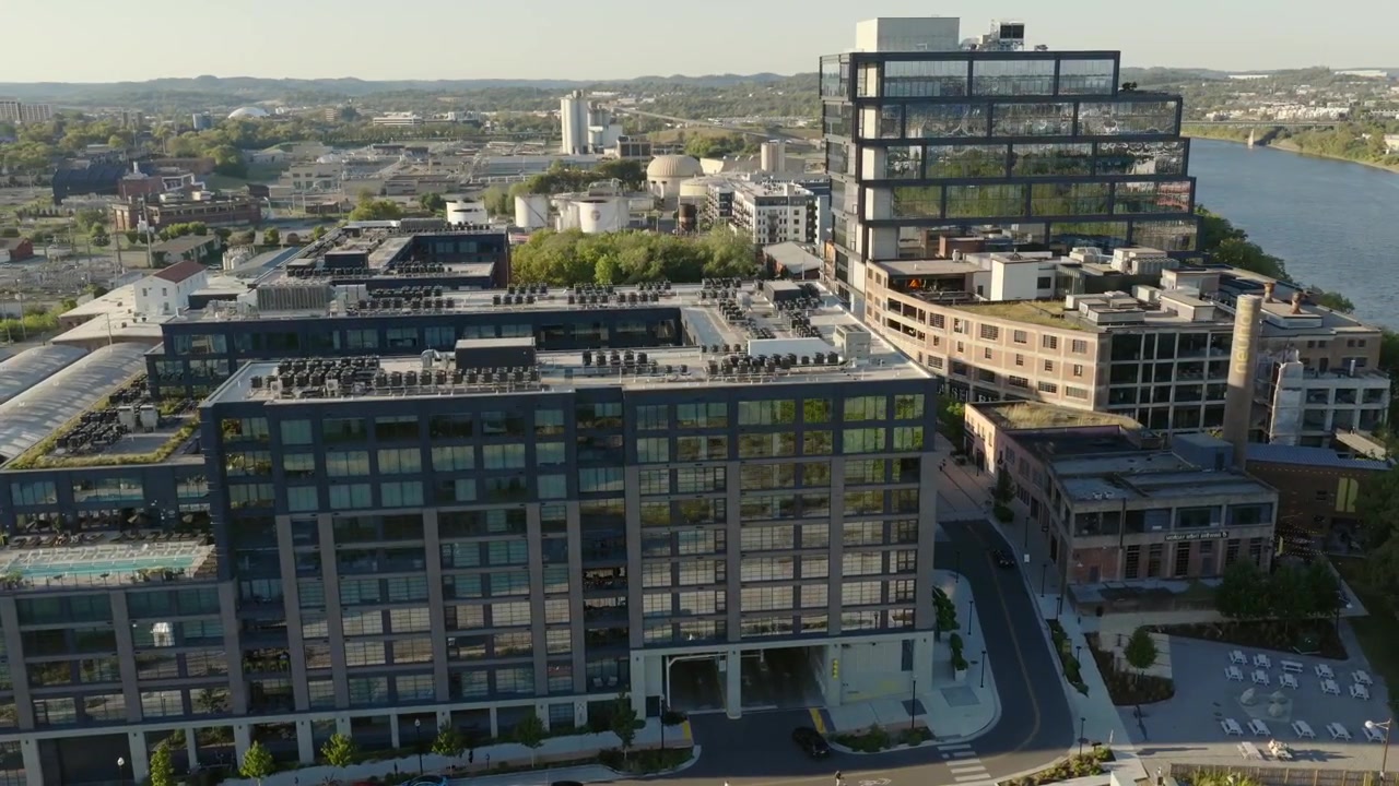 Veloce orbita aerea con drone che si avvicina al Progetto di Sviluppo Neuhoff, recentemente completato alla luce del tramonto a nord di Nashville