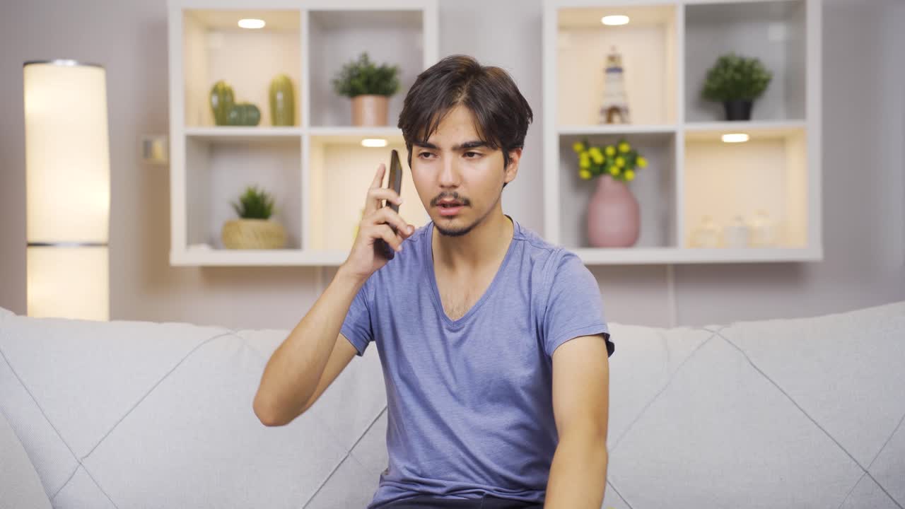 전화로 나쁜 소식을 듣는 사람은 화를 내죠.