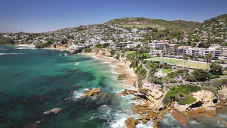 Vista-Aérea-De-Laguna-Beach,-California,-Panorámica-De-Los-Acantilados-Y-Rocas-En-El-Océano-Pacífico-Con-Grandes-Olas