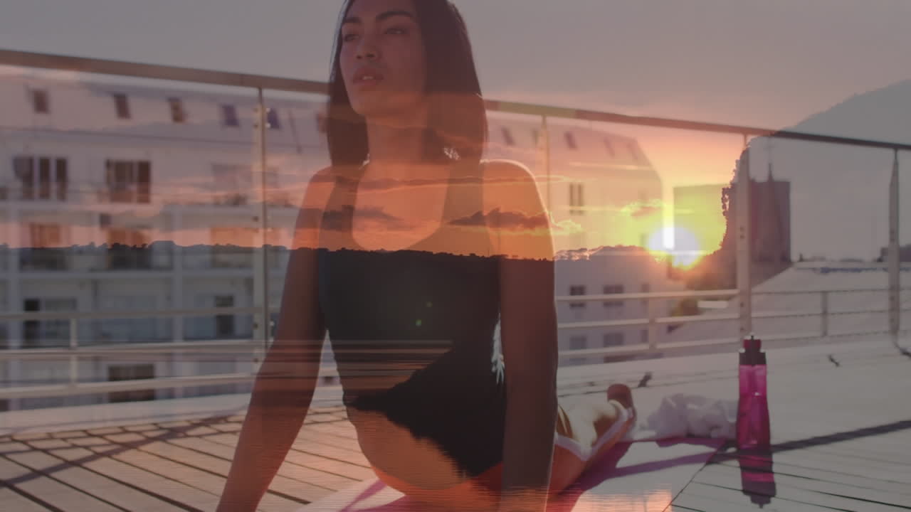 Animazione di luce brillante del tramonto su donna di etnia mista che pratica yoga