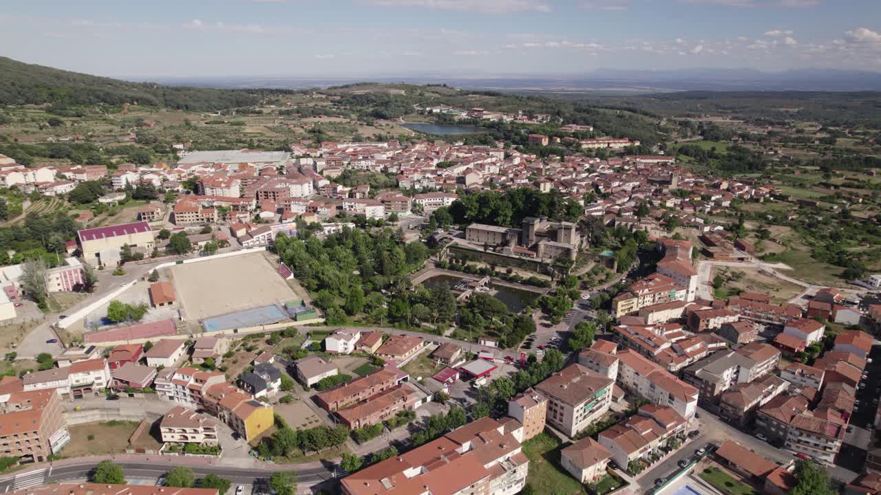 castillo, fortaleza jarandilla, ciudad del continente español, órbita aérea en un día de verano